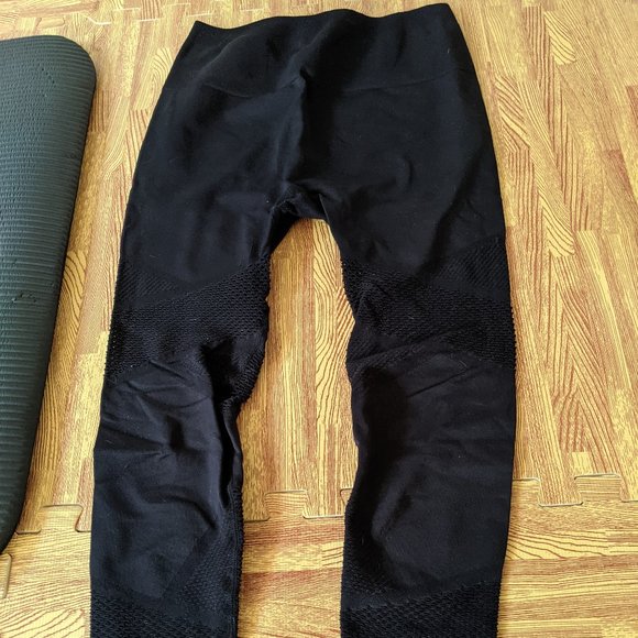 Fabletics Legging Bundle: Salar and Mosaic - Picture 8 of 10